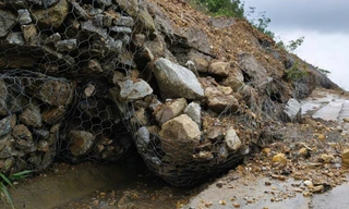 Xử lý khẩn cấp sạt lở nghiêm trọng sau mưa lũ trên tuyến đường vành đai 1.500 tỷ đồng