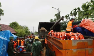 Quân khu 5 điều phương tiện đặc chủng vượt lũ ứng cứu người dân vùng ngập sâu