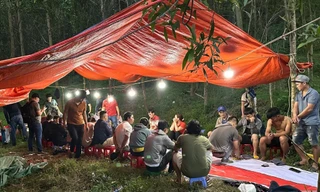 50 cảnh sát băng rừng lội suối vây bắt ổ nhóm đánh bạc giữa rừng sâu