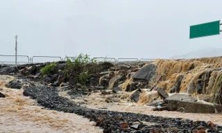 Thi công dang dở khiến nước từ đường gom cao tốc chảy xối xả vào nhà dân