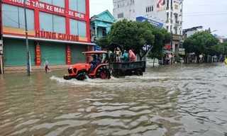 Người dân TP Huế huy động cả máy kéo để chạy lũ