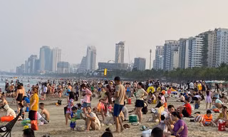 Đông nghịt người tắm biển Đà Nẵng 'giải nhiệt' 