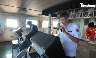 Xem hoa tiêu điều khiển tàu hàng vào cảng biển Đà Nẵng