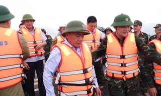 Thường trực Ban Bí thư Trần Cẩm Tú đi kiểm tra, thăm hỏi quân và dân vùng ngập lũ tại xã Thăng An (TP Đà Nẵng).