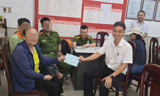 Người phụ nữ ôm tiền đến ngân hàng sau khi nghe điện thoại xưng công an điều tra rửa tiền