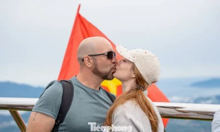 Đà Nẵng nắng đẹp, khách đổ về các điểm du lịch ngoài trời