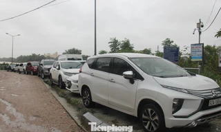 Hàng trăm ô tô ở Đà Nẵng xếp hàng dài lên tuyến đường dẫn của cầu để 'chạy' lụt