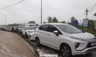 Hàng trăm ô tô ở Đà Nẵng xếp hàng dài lên tuyến đường dẫn của cầu để 'chạy' lụt