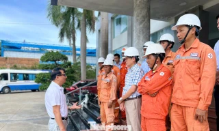 Hàng trăm công nhân, kỹ sư điện lực về Hà Tĩnh khắc phục lưới điện sau bão