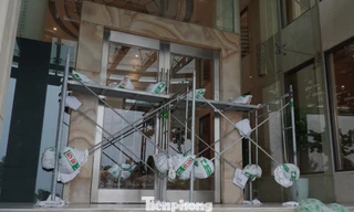 Khách sạn ven biển Đà Nẵng bít cửa kính giữ mặt tiền trước bão