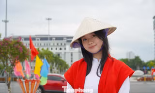 Đường mang tên ngày Độc Lập ở Đà Nẵng rực sắc đỏ, bạn trẻ tìm về check-in