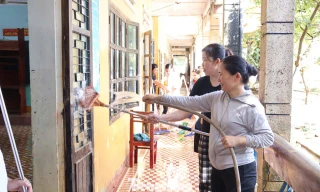 Thầy cô dọn lũ từ tinh mơ chờ đón học trò tới lớp