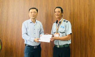 Đà Nẵng khen thưởng nhân viên tìm lại được nhẫn đính hôn rơi trên biển cho du khách