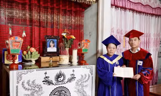 Mẹ khoác áo cử nhân nhận bằng tốt nghiệp kiến trúc sư thay con gái