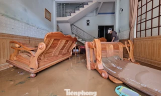 Cảnh tượng xót xa sau 3 đêm chạy lụt trở về: Nhà cửa nhuộm bùn, xơ xác