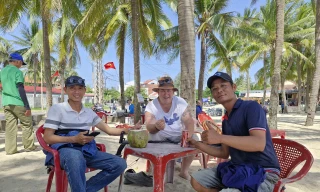 Khách Tây rơi nhẫn trên biển Đà Nẵng, một ngày sau tìm thấy dưới cát sâu nửa mét