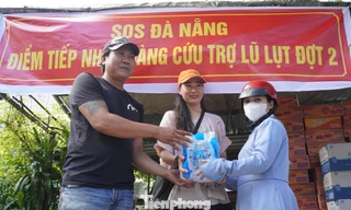 Từng thùng mì, lốc nước mang nghĩa tình Đà Nẵng đến miền Bắc lũ lụt