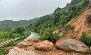 Sạt lở trên bán đảo Sơn Trà, đá khủng lăn xuống đường