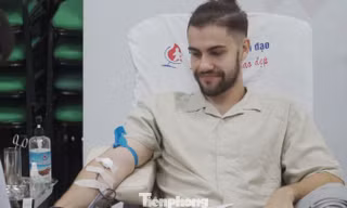 Khách Tây háo hức hiến máu cùng bạn trẻ Đà Nẵng 