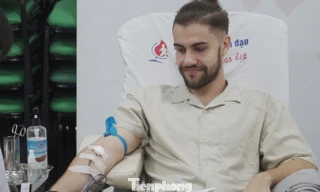 Khách Tây háo hức hiến máu cùng bạn trẻ Đà Nẵng 