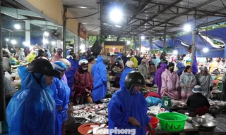 Người dân Đà Nẵng đi mua thực phẩm 'tích trữ 3 ngày' từ tinh mơ