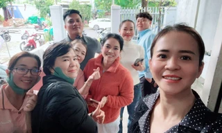 Trao lại túi vàng cho người để quên trong bao áo quần từ thiện 