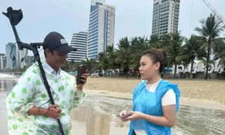 Giấu điện thoại dưới cát rồi tắm biển Đà Nẵng, hai cô gái gặp điều bất ngờ