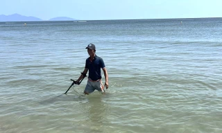 Khách Tây tìm được nhẫn đính hôn rơi ở biển Đà Nẵng: 'Con người ở đây thật tuyệt vời'