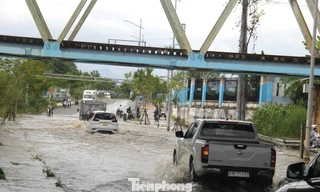 Nước sông tràn qua đường, hàng loạt xe sụp hố, chết máy