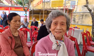 Cụ bà 93 tuổi dậy sớm đi bầu cử