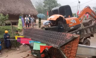 Xe tải chở xe múc tông sập cổng chào làm 2 người tử vong