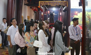 Xếp hàng xin lộc tại ngôi chùa gần 400 năm tuổi ở Hội An