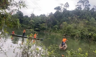 Lật ghe khi đi đánh cá cùng bố, cháu bé tử vong