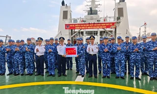 Tàu cảnh sát biển rời bến, gác Tết giữ bình yên biển đảo