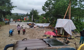 Mưa lớn cuốn trôi cầu tạm, xã miền núi Đà Nẵng khẩn trương khắc phục để đảm bảo bầu cử