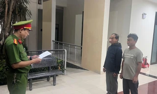 Tạm giữ hình sự hai kẻ xâm hại bé gái hàng xóm 13 tuổi