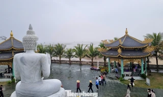 Xin lộc đầu năm ở ngôi chùa view biển nổi tiếng nhất Thanh Hóa