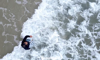  Đi giật lùi cào ốc ruốc cuối năm, ngư dân Đà Nẵng kiếm tiền triệu