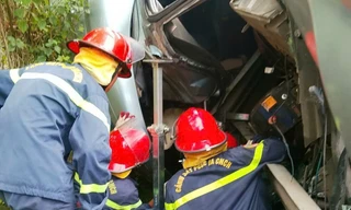 Giải cứu khẩn tài xế mắc kẹt trên cao tốc 