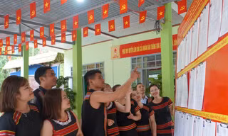 Từ vùng sạt lở đau thương, Trà Leng rợp cờ hoa trước ngày hội bầu cử