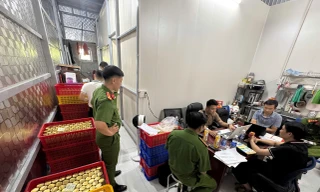 Triệt phá đường dây sản xuất yến hũ chưng giả quy mô lớn