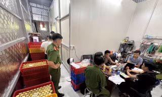 Triệt phá đường dây sản xuất yến hũ chưng giả quy mô lớn