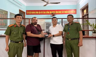 Khách Tây cảm kích khi tìm được ví tiền quên trên xe grab 