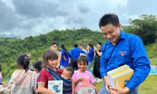 Vượt trăm km đường núi, mang niềm vui đến trẻ vùng cao trước thềm năm học mới