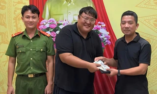 Du khách Hàn Quốc nhận lại túi xách bị rơi ở Đà Nẵng