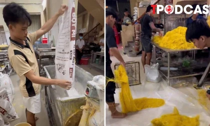 NÓNG 12/1: Công an TPHCM đột kích cơ sở 10 năm sản xuất hàng trăm tấn mì trộn chất cấm