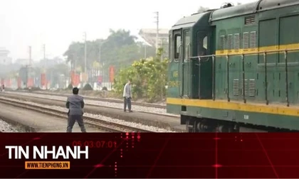 TIN NHANH: Người đàn ông thoát chết trong gang tấc khi cố đi bộ qua đường tàu