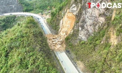 NÓNG 15/12: Vì sao hàng nghìn mét khối đất đổ xuống đường giữa thời tiết đẹp ở Quốc lộ 6?