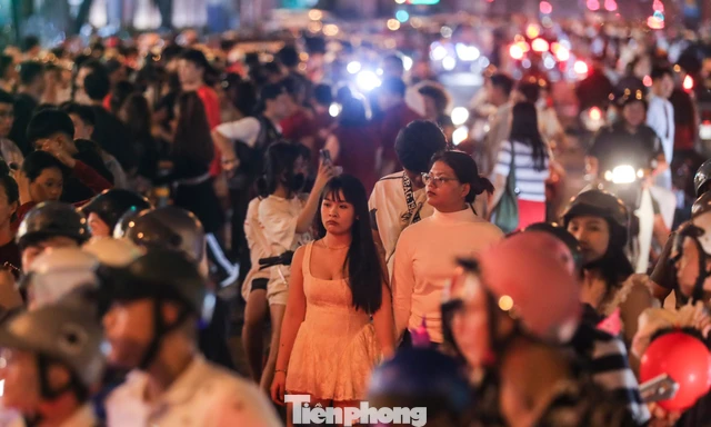 Đổ xô ra trung tâm TPHCM chiêm ngưỡng Nhà thờ Đức Bà 