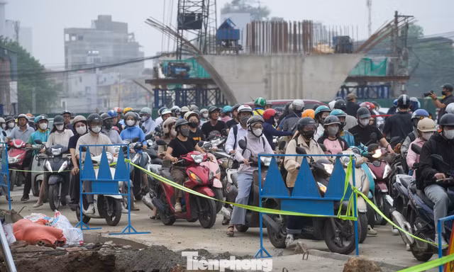 Giao thông hỗn loạn ngày đầu phân luồng nút La Thành - Nguyễn Chí Thanh